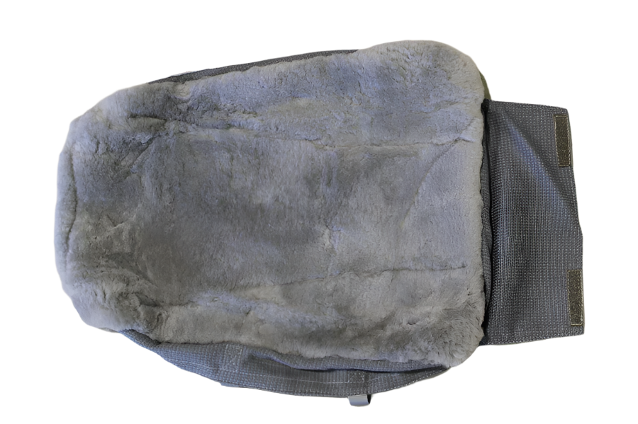Grey sheepskin seat backrest cover for Boeing 737 Captain and First Officer seats, compatible with IPECO, certified for aviation use.