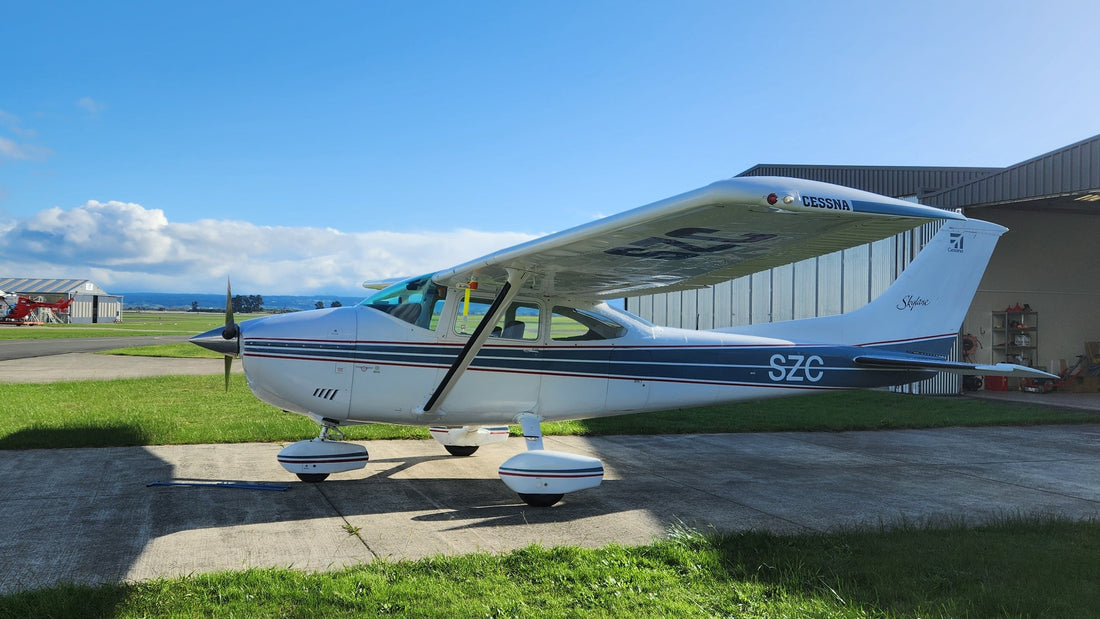 Cessna 182P interior 
