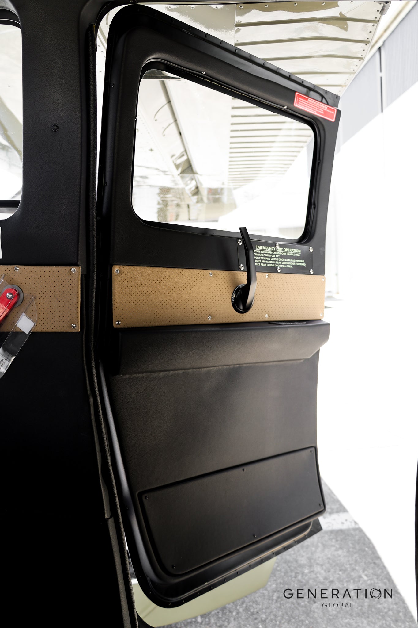 Cessna C206 H  Upper sidewall inserts