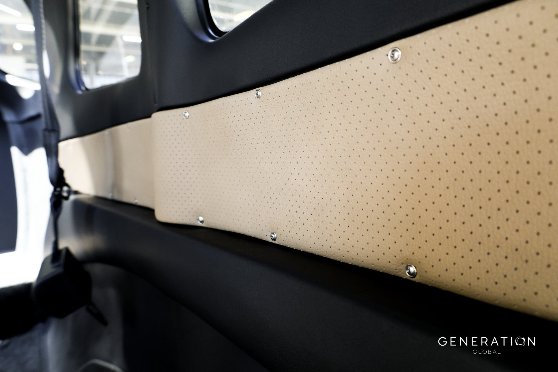 Cessna C206 H  Upper sidewall inserts