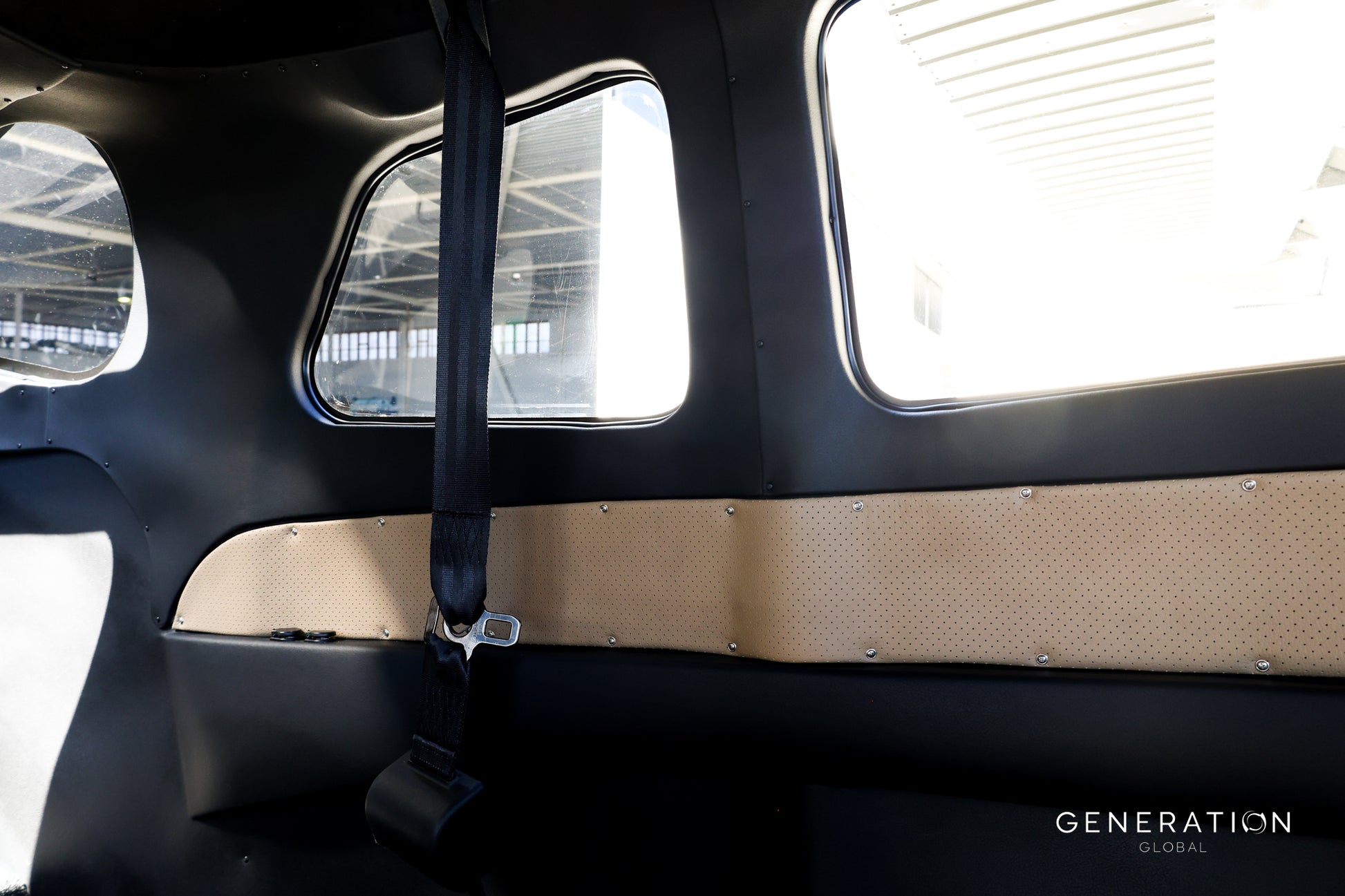 Cessna C206 H  Upper sidewall inserts