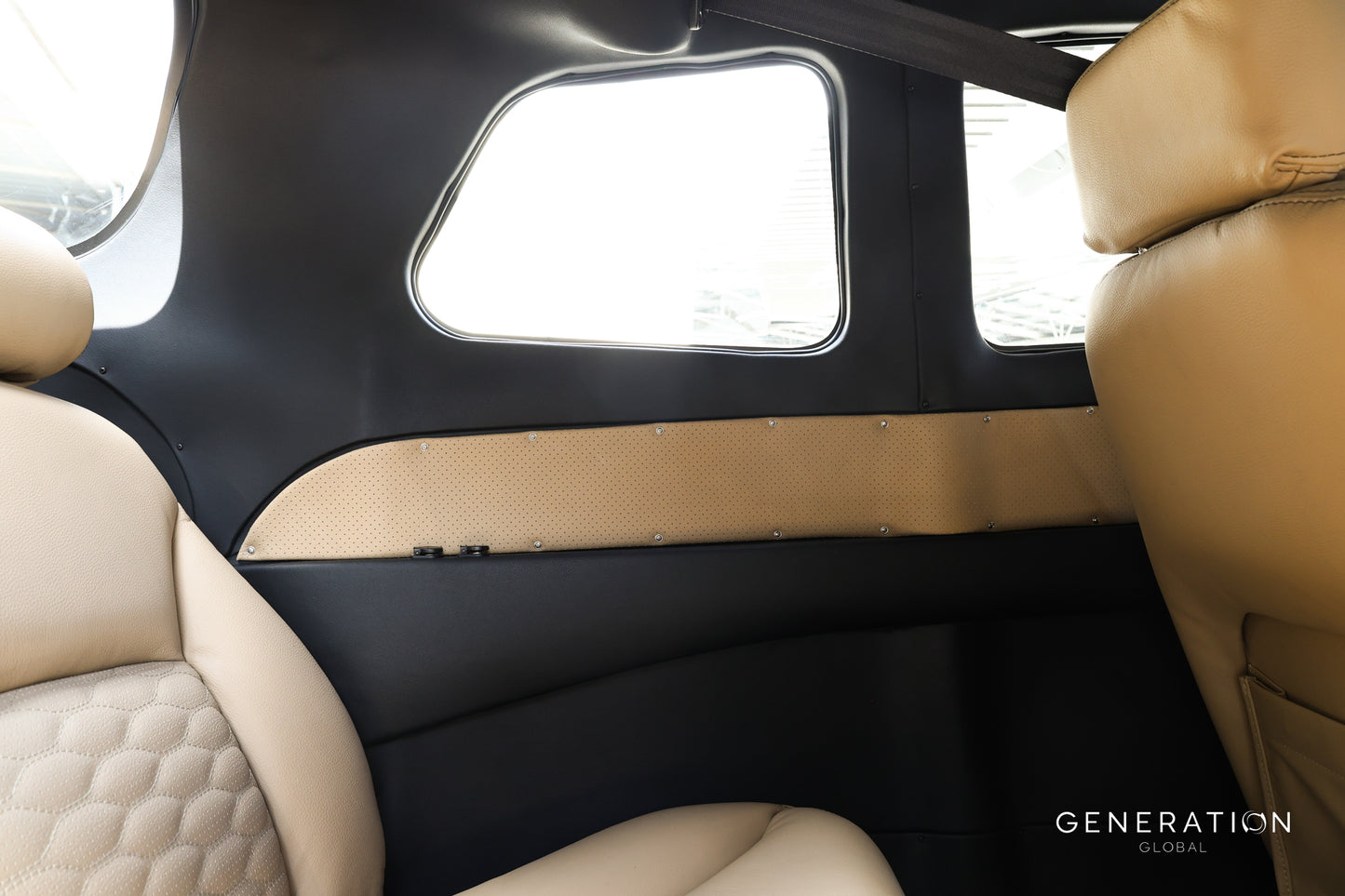 Cessna C206 H  Upper sidewall inserts